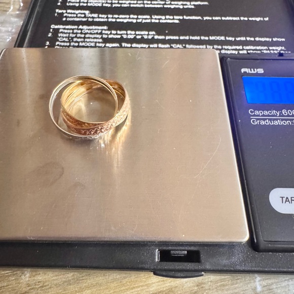 14 KARAT Elegant Gold and Silver Intertwined Ring TRI COLOR stacking ring. - Picture 4 of 7